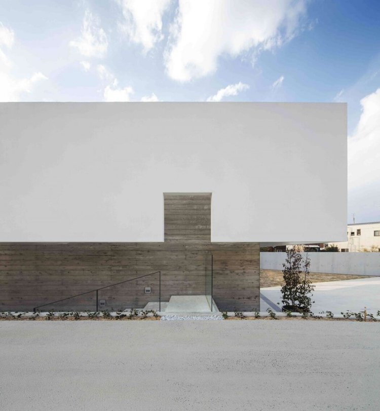 Panoramavindue-indvendig-have-minimalistisk-fladt tag hus-beton-have-gårdhave