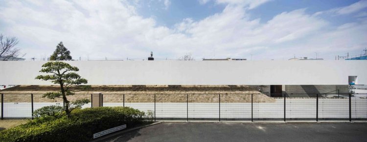 Panoramavindue-indvendig-have-minimalistisk-fladt tag-hus-hegn-moderne-arkitektur