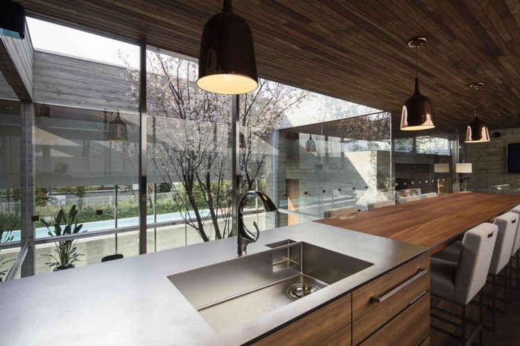 Panoramavindue til den indre have -minimalistisk-køkken-moderne-design-træ-rustfrit stål