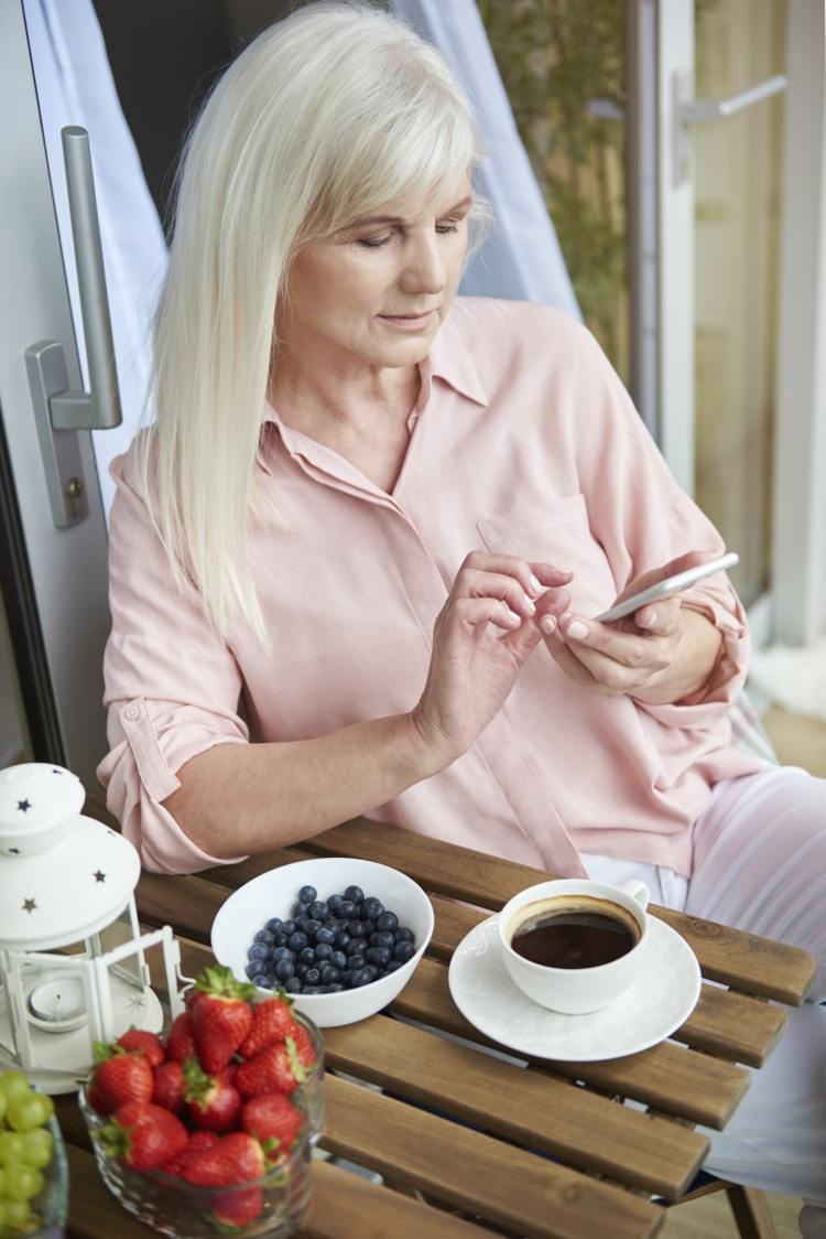 Nyd kaffe om morgenen eller om eftermiddagen på balkonen