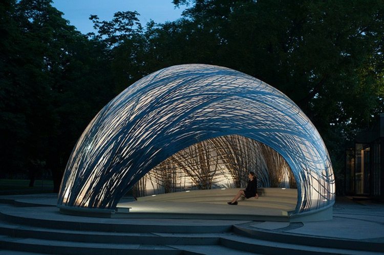 pavillon fremstillet af kulstoftrin, der belyser indirekte letvægts konstruktion