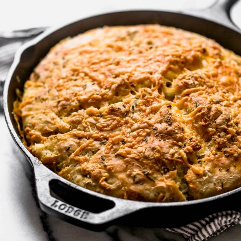 Opskrift på pandebrød med rosmarin, parmesan og gær til æltning