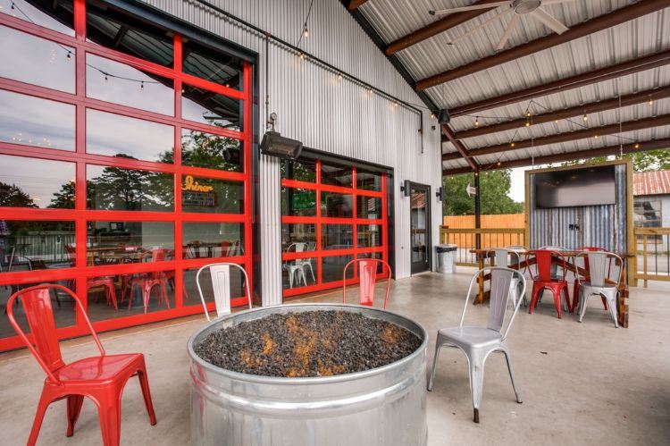 pejs gas flamme kampesten metal stole rød grå brandvæsen garage stil industriel moderne terrasse fladskærms stemning