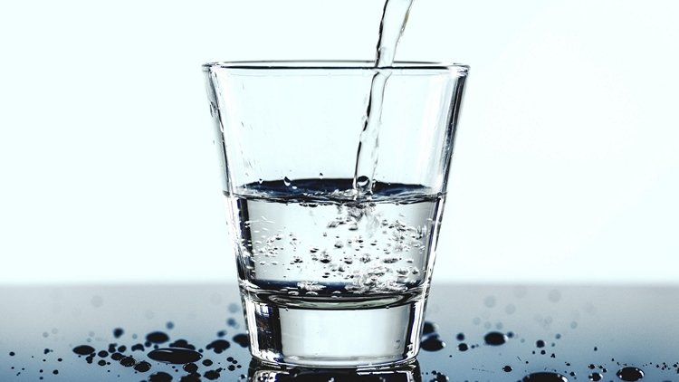 Calcium-rigt vand for at afværge knogleskørhed