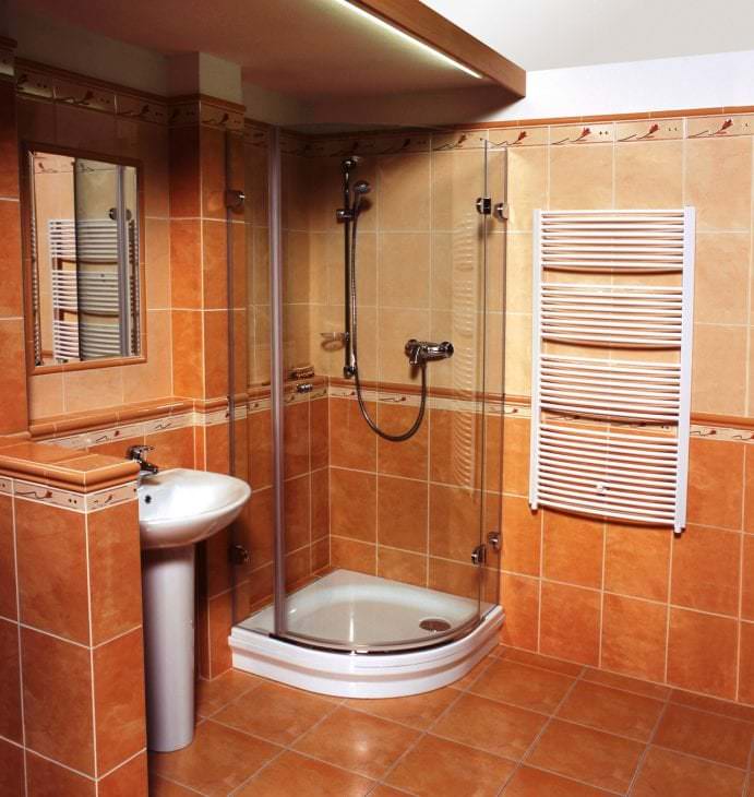Muodikas kylpyhuone, jossa on sisäänrakennettu suihku