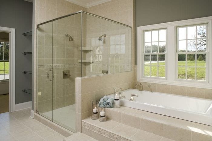 Suihku ja kylpyhuone yhdellä modernilla tyylillä