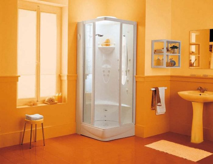 Pieni kylpyhuone oranssissa kulmasuihkulla