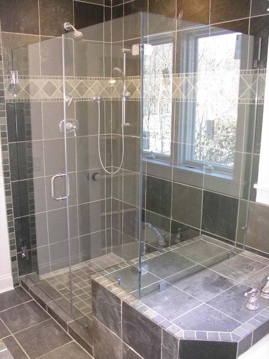 Suihkukaappi läpinäkyvästä lasista kylpyhuoneeseen