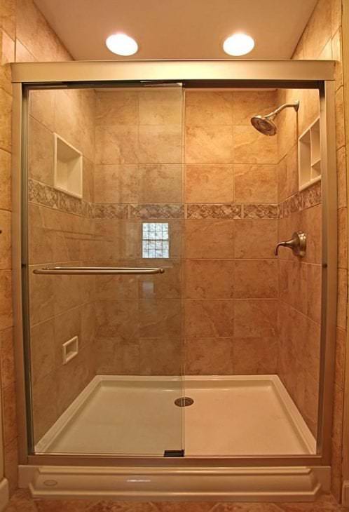Fénykép a zuhanykabin kialakításáról egy kis fürdőszobához