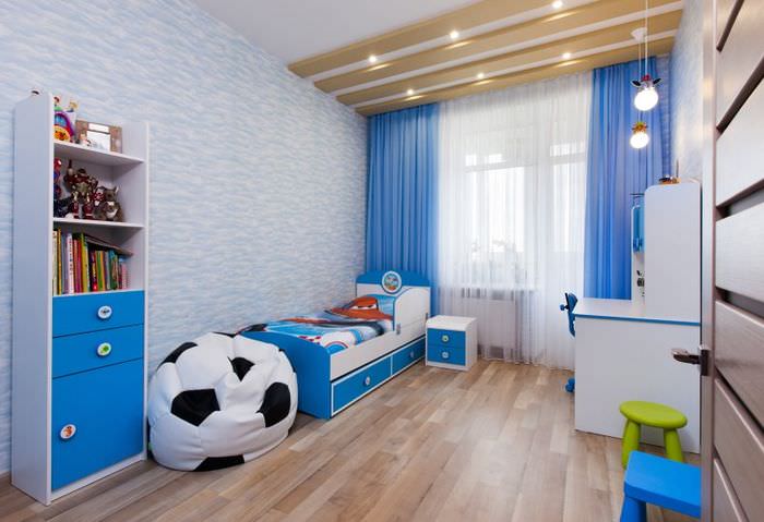 Cameră albastră pentru copii, cu parchet laminat