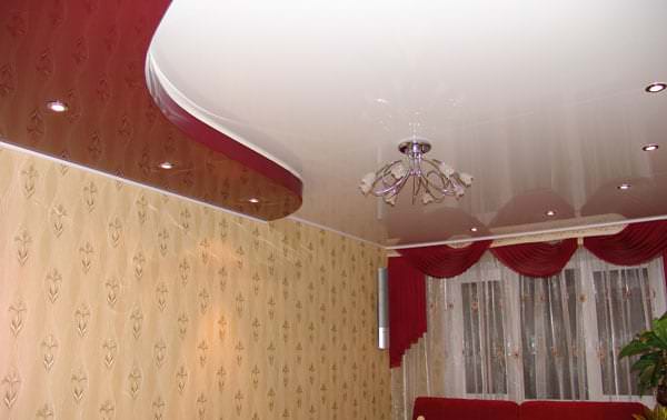 För- och nackdelar med ett sträcktak i ett vardagsrum med inbyggd belysning