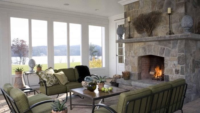 Interiér prostorného obývacího pokoje s vitrážovými okny a krbem