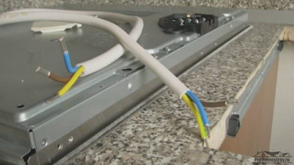 Um das Kabel zu montieren, müssen Sie die Steckdose oder den Klemmenblock mit einem Kabel an die Schalttafel anschließen.
