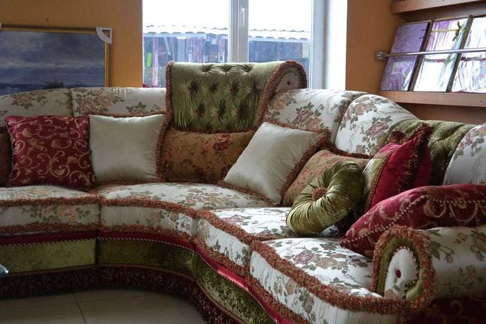 die Idee von schönen dekorativen Kissen im Innenraum des Schlafzimmers
