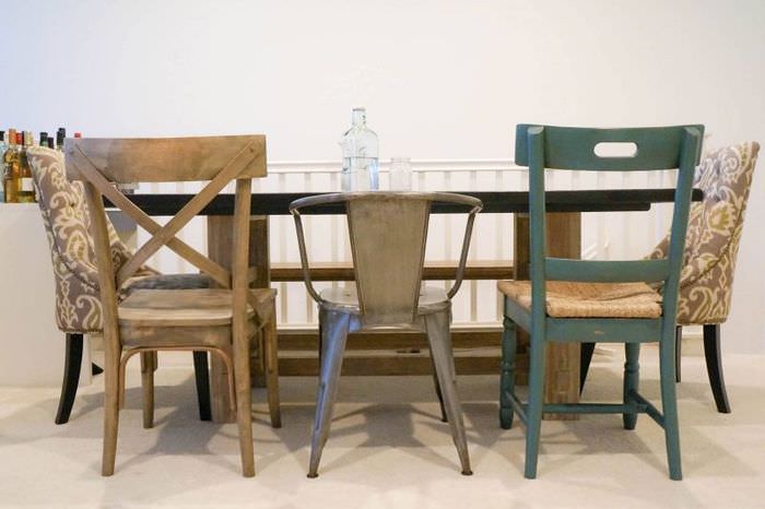 Διαφορετικές καρέκλες στο τραπέζι φαγητού