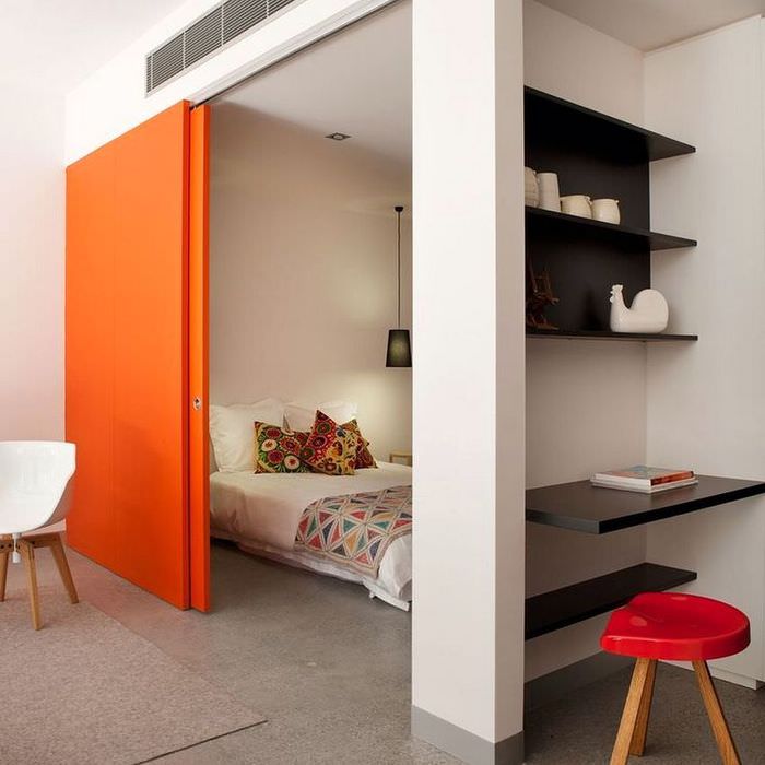 Πορτοκαλί συρόμενο διαμέρισμα μεταξύ υπνοδωματίου και καθιστικού