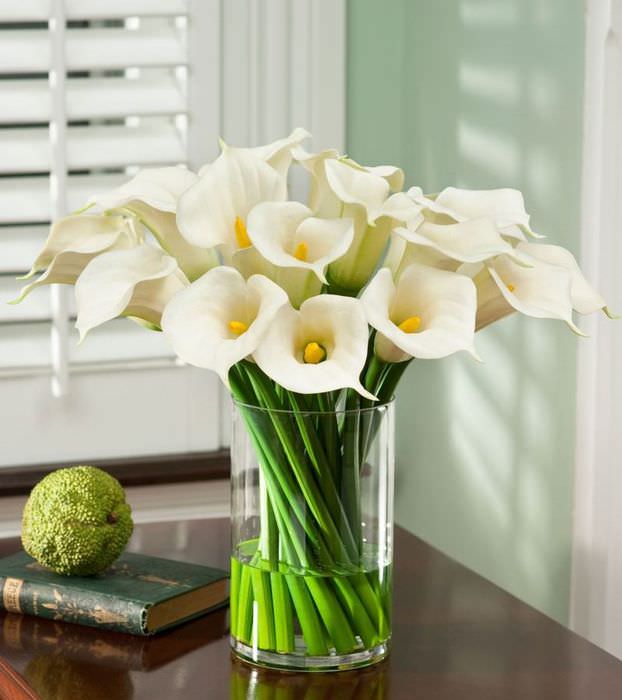 Γυάλινο βάζο με λευκά λουλούδια