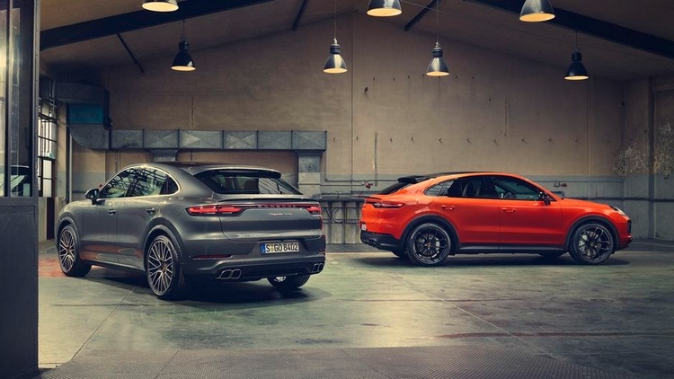 porsche cayenne coupe i orange og grå udsigt bagfra bagfra med udstødning