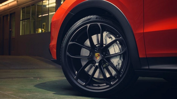 sorte aluminiumsfælge med pirelli -hjul med emblemerne