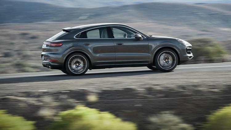 kører gråfarvet porsche cayenne coupe