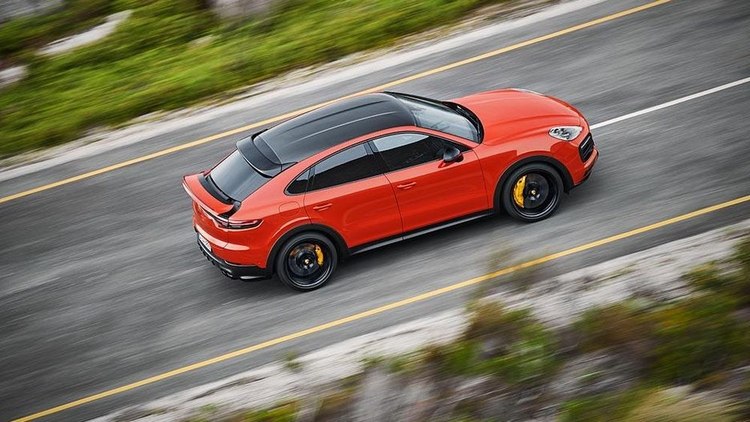 karbontag ovenfra på den bevægelige orange porsche cayenne coupe