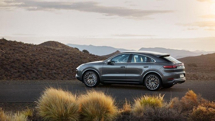 porsche cayenne coupe på vejen udendørs med landskab som baggrund