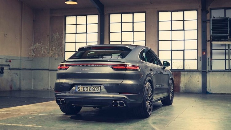 porsche cayenne coupe i grå med moderne baglygter og dobbelte udstødninger i et sporty design