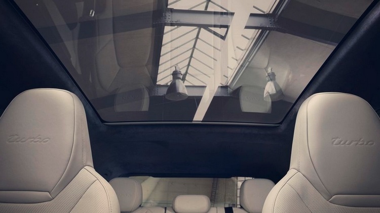 Panoramatag af glas og hvide lædersæder i interiøret på porsche cayenne coupe