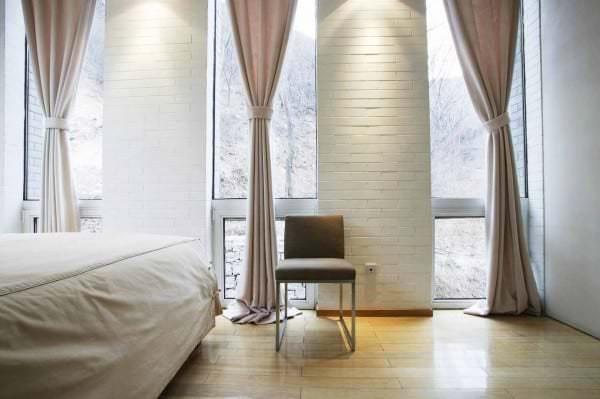 elegantní ložnice-nápad-ošetření oken-závěsy-závěsy-záclonové rolety