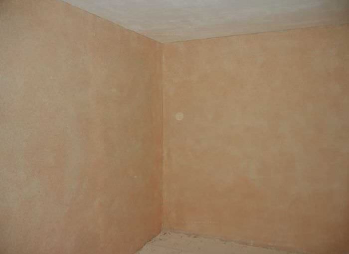 الجدران في الغرفة بعد وضع ورق الحائط السائل