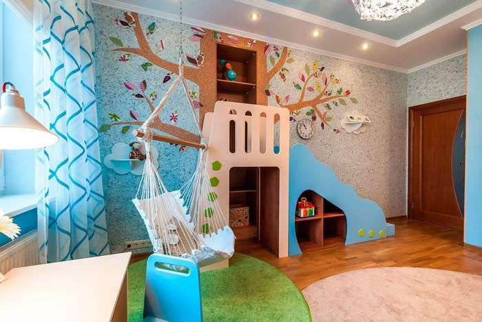 شجرة مصنوعة من ورق الحائط السائل على جدار غرفة الأطفال