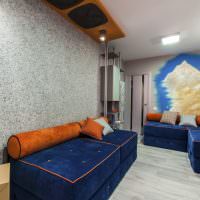 Sofaer med blå polstring i stuen i en bylejlighed