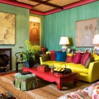 Κίτρινος καναπές και πράσινοι τοίχοι