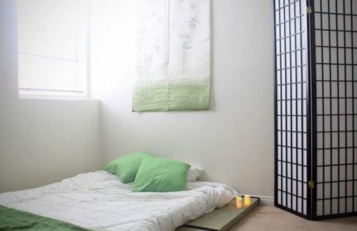 Svetlá spálňa s matracom na podlahe