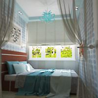 Dizajn malej spálne s posteľou pri okne