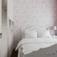 Φωτεινό υπνοδωμάτιο με floral ταπετσαρία