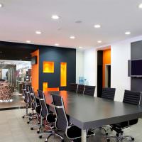 Εσωτερικό γραφείου σε ασπρόμαυρο με πορτοκαλί τόνους