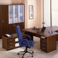 Blå kontorsstol och mörkt brunt skrivbord