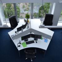 Skrivbord för tre anställda på företagsavdelningen
