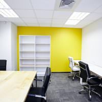 משרד צהוב ולבן של ארגון קטן