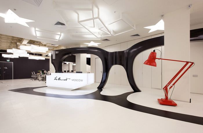 Γιγαντιαία γυαλιά ως διακόσμηση γραφείου