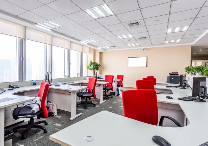 Rymligt kontorsutrymme med röda stolar