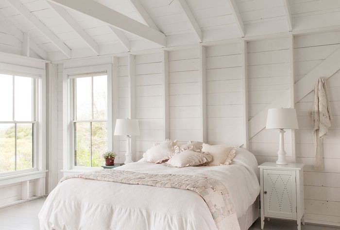غرفة نوم داخلية مع تقليم من الخشب الأبيض
