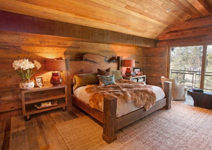 غرفة نوم داخلية في منزل ريفي مع تقليم من الخشب الطبيعي