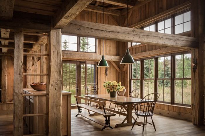 غرفة معيشة على الطراز الريفي مع زخرفة من الخشب