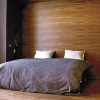 غرفة نوم مع زخرفة جدارية بألواح زخرفية خشبية