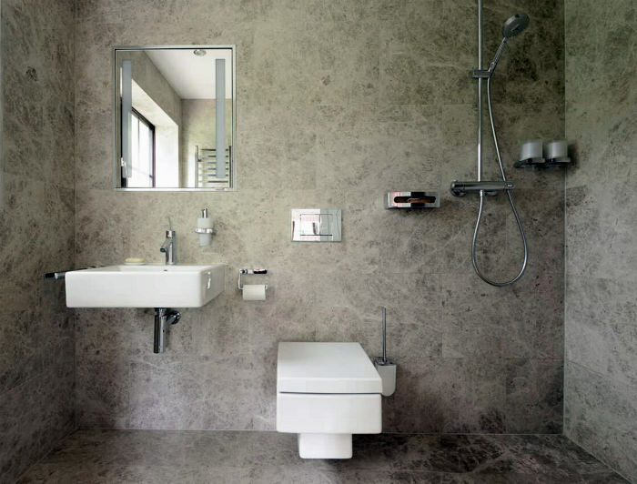 Interiér kombinované koupelny ve stylu minimalismu