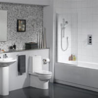 Bílá dlažba v designu kombinované koupelny