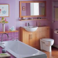 Kombinovaná koupelna v růžových a fialových odstínech