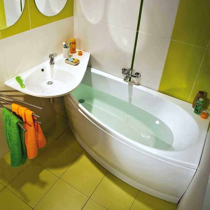 Ъглова мивка над ваната в комбинирана баня